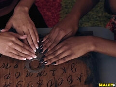 Stellung 69, Leie, Braunhaarige, Interrassisch, Lesbisch, Lecken, Natürlichen titten, Muschi