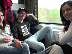 Blasen, Hundestellung, Hardcore, Entkleiden, Jungendliche (18+), Flotter dreier, Titten, Zug