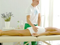 Grosser arsch, Blasen, Schwanz, Hundestellung, Massage, Natürlichen titten, Rasiert, Jungendliche (18+)
