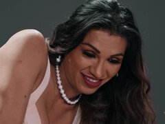 Anal, Mamada, Estilo perrito, Corridas faciales, Sexo duro, Policía, Cabello corto, Tatuaje