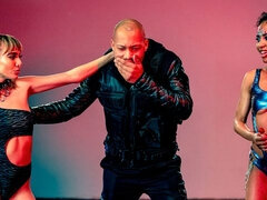 Блондинки, Две девушки, Ласковые ручки, Межрасовый секс, Пенис, Тату, Молоденькие, Втроем