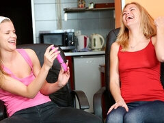 素人, ディルド, キス, 下着, オマンコ, ショートヘア, ティーン, おもちゃ