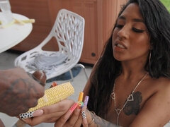 Grosse bite, Sucer une bite, Brunette brune, En levrette, Noir ébène, Faciale, Seins naturels, Chatte