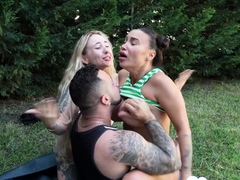 Leie, Blondine, Blasen, Braunhaarige, Hardcore, Milf, Im freien, Flotter dreier