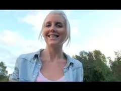 Blondine, Viele männer bespritzen eine frau, Im freien