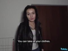Sucer une bite, Brunette brune, Queue, Branlette thaïlandaise, Pov, Rasée, Dénudage, Nénés