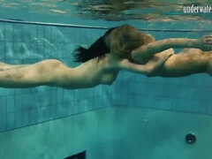 Tussi, Grosser arsch, Bikini, Blondine, Braunhaarige, Pool, Öffentlich, Unter wasser