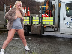 Grosser arsch, Grosse titten, Blondine, Flashen, Freundin, Nackt, Im freien, Pissen