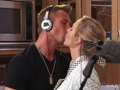 Arsch, Arschlecken, Braunhaarige, Schwanz, Hundestellung, Fingern, Hintern versohlen, Tätowierung