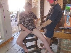 Paar, Frau, Selbstgemacht, Orgasmus, Höschen, Zierlich, Öffentlich, Unter dem rock