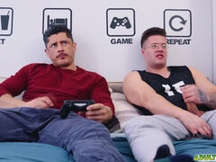 In den arsch, Blasen, Besamung, Spermaladung, Würgen, Schwul, Brille, Handjob