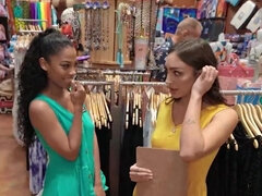 Grote lul, Grote mammen, Pijpbeurt, Bruinharig, Sperma shot, Interraciaal, Trio, Tieten likken