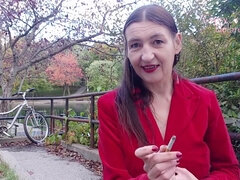 Leie, Braunhaarige, Geile alte tussi, Milf, Nackt, Im freien, Öffentlich, Solo