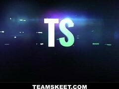 Grosser schwanz, Grosse titten, Braunhaarige, Vollbusig, Kehlenfick, Hundestellung, Absätze, Jungendliche (18+)