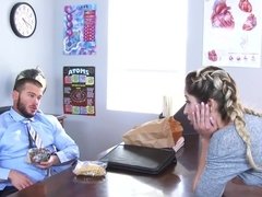 Sucer une bite, Brunette brune, Éjaculer dans la bouche, Gorge profonde, Fille latino, Seins naturels, Étudiant, Professeur