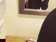 Sucer une bite, Brunette brune, Éjaculation interne, En levrette, Hard, Suçant, Adolescente, Toilettes