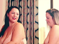 Grosser arsch, Grosse titten, Küssen, Lesbisch, Lecken, Masturbation, Rasiert, Entkleiden