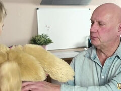 18, 茶髪の, 口内発射, イく瞬間, 自然山雀, ゴックンする, ティーン, 三人