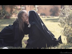 Lena Paul, Cassidy Banks