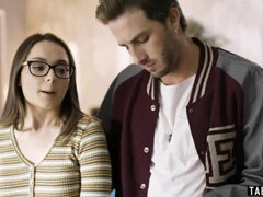 Morena, Garganta profunda, Estilo perrito, Primera ves, Gafas, Sexo duro, Adolescente, Virgen