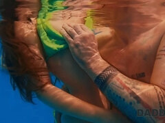 Schönheit, Braunhaarige, Betrug, Papi, Hd, Pool, Schreiend, Titten