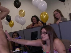 ブロンド, フェラチオ, 茶髪の, 口内発射, イく瞬間, グループ, パーティ, オマンコ