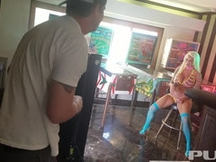 舞台裏, デカパイ, ブロンド, ストッキング, タトゥー, いじめ