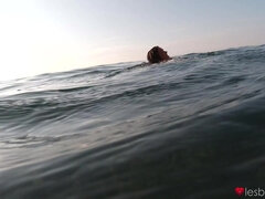 Plage, Britannique, Brunette brune, Léchez, Seins naturels, De plein air, Nénés, Mouillée