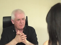 Grosse bite, Brunette brune, En levrette, Grandpère, Branlette thaïlandaise, Chatte, Timide, Maigrichonne