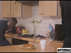 Grosser schwanz, Grosse titten, Hundestellung, Hd, Hausfrau, Interrassisch, Monster, Rasiert