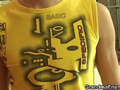Blasen, Vollbusig, Tschechisch, Oma, Reif, Pov, Schreiend, Flotter dreier