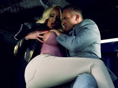 Grosser arsch, Blondine, Blasen, Bus, Handjob, Im freien, Hintern versohlen, Weibliche ejakulation