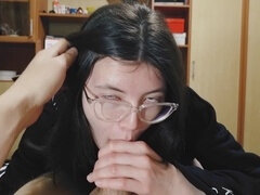 18 ans, Sucer une bite, Brunette brune, Européenne, Lunettes, Russe, Suçant, Nénés