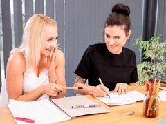 Arsch, Blasen, Frau frau mann, Handjob, Interrassisch, Strümpfe, Jungendliche (18+), Flotter dreier