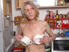 Grosse titten, Küssen, Lesbisch, Masturbation, Muschi, Rasiert, Entkleiden, Titten