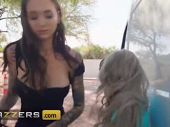 Auto, Hondjeshouding, Gezichtzitten, Sperma in gezicht, Buiten, Kut duiken, Geschoren, Spuiten