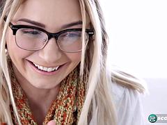 Blond, Pijpbeurt, Sperma shot, Brillen, Hd, Masturbatie, Tiener, Tieten likken