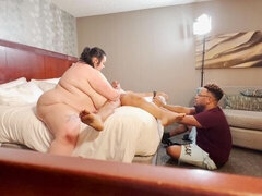 Belle grosse femme bgf, Gros cul, Grosse bite, Gros seins, Sucer une bite, Rondelette, En levrette