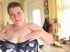 Belle grosse femme bgf, Britannique, Plantureuse, Femme au foyer, Cuisine, Masturbation, Mature, Maman