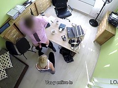 Loan4k. belle jeune femme donne une tête et écarte les jambes dans le bureau de prêt