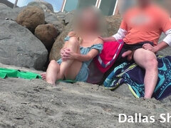 Enthousiasteling, Strand, Grote mammen, Vriendin, Masturbatie, Naakt, Openbaar, Bekijker