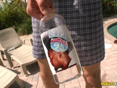 お尻, 舐める尻, デカ尻, ブロンド, イく瞬間, ラティーナ, プール, ヤリマン