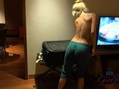 Leie, Blondine, Latina, Piercing, Pov, Muschi, Rasiert, Entkleiden