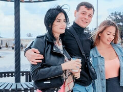 Gros cul, Grosse bite, Gros seins, Sucer une bite, Mignonne, En levrette, 2 femmes 1 homme