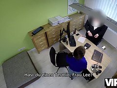 Vip4k. das arbeitslose junge b. kommt zur kreditagentur und wird schmutzig