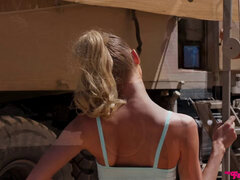 Rubia, Mamada, Corrida, Polla, Lamidas, Masturbación, Pantaletas, Coño