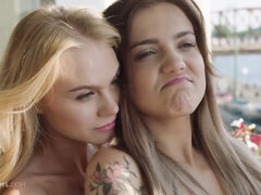 Schlafzimmer, Fingern, Küssen, Lesbisch, Lecken, Masturbation, Tätowierung, Jungendliche (18+)