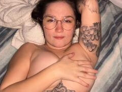 Kont naar mond, Grote kont, Pijpbeurt, Bruinharig, Sperma shot, Brillen, Tatoeage