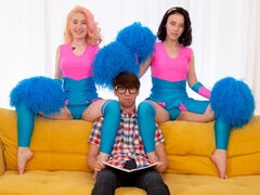 Pijpbeurt, Bruinharig, Pompom meid, 1 man 2 vrouwen, Likken, Kort haar, Trio, Uniformpje