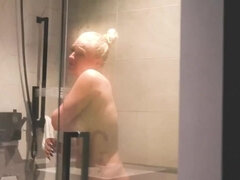 Grote kont, Blond, Man die toekijkt, Sperma shot, Lul, Interraciaal, Rijpe lesbienne, Douche